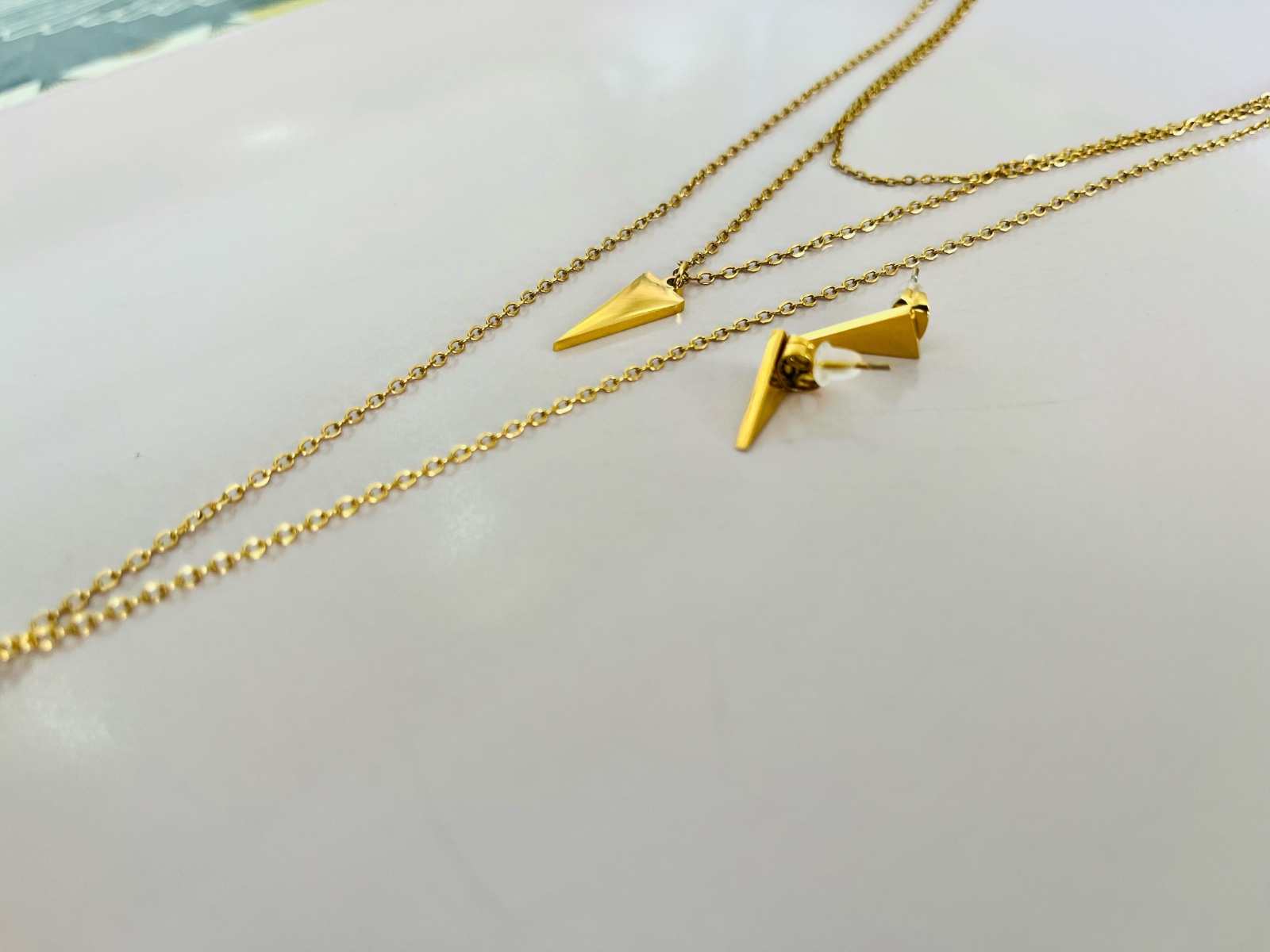 Collier et boucles dorés