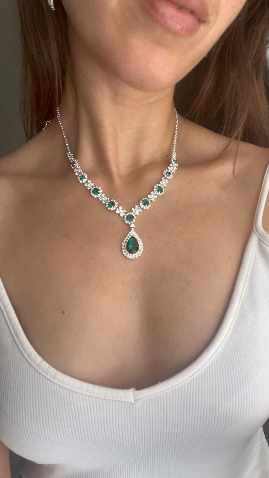 Parure argentée et emeraude