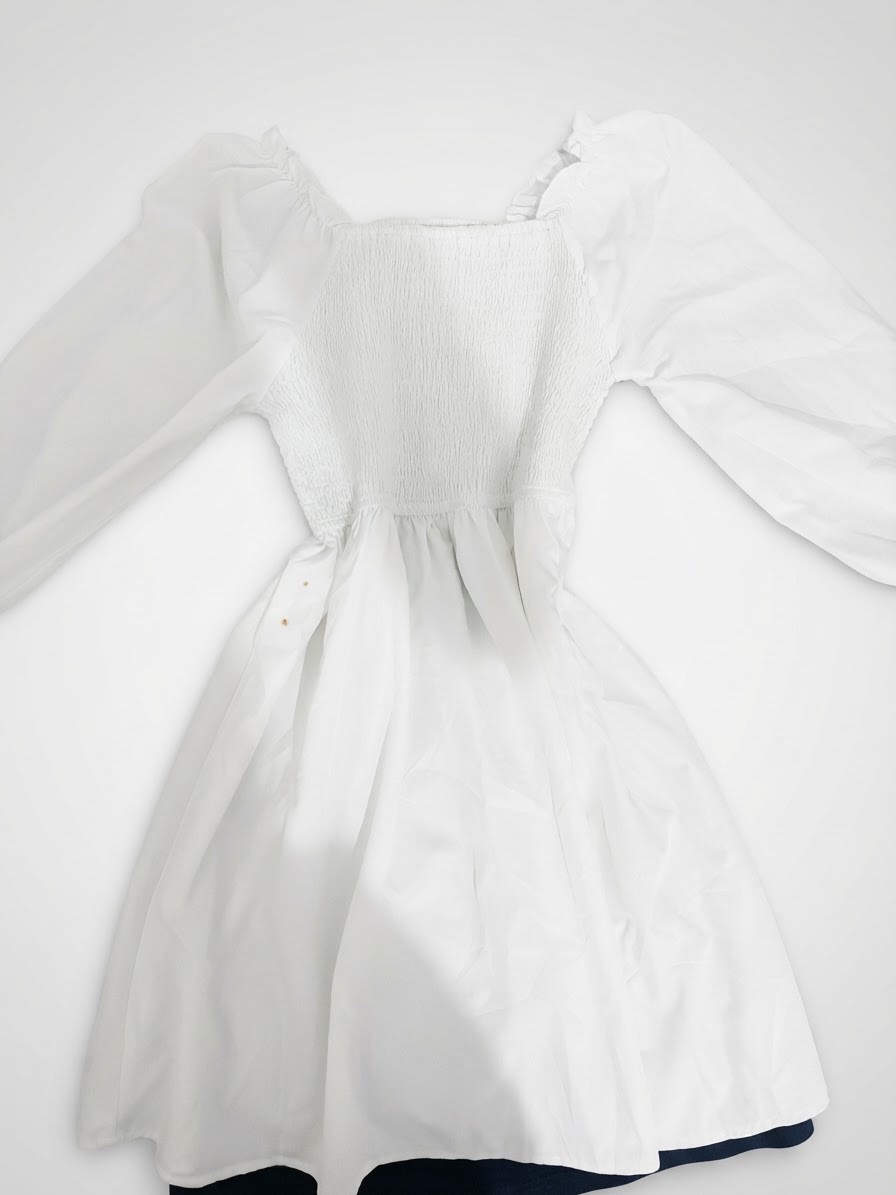 Robe courte blanche à manches longues - Encolure carrée & Buste smocké