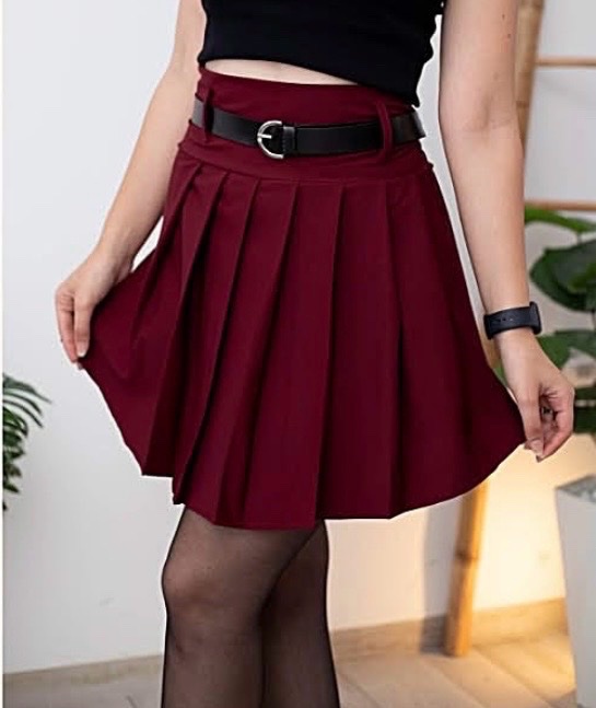 Jupe rouge bourdeaux  avec ceinture noire 