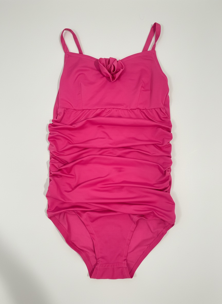 Maillot rose avec son short et son cache-maillot.