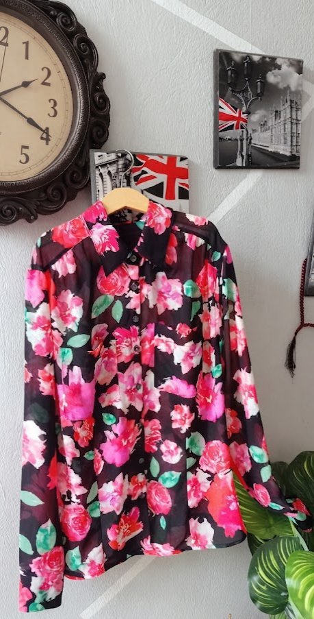 Chemise authentique très chics multicolore neuf presque sans défaut très bin état ❤️💐🎁🌹🌹♥️🥰
