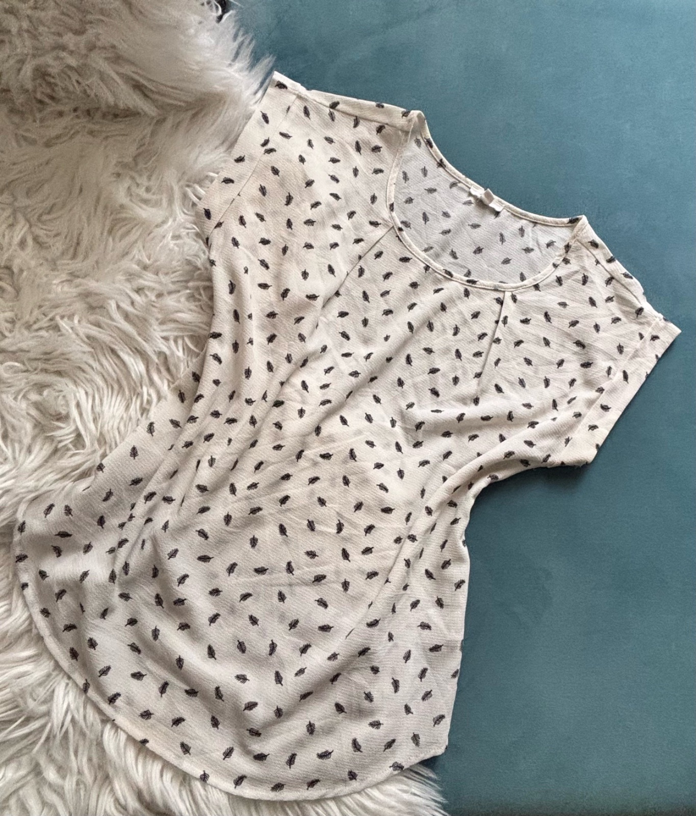 Chemise demi manche blanche avec des motifs noirs pour femme