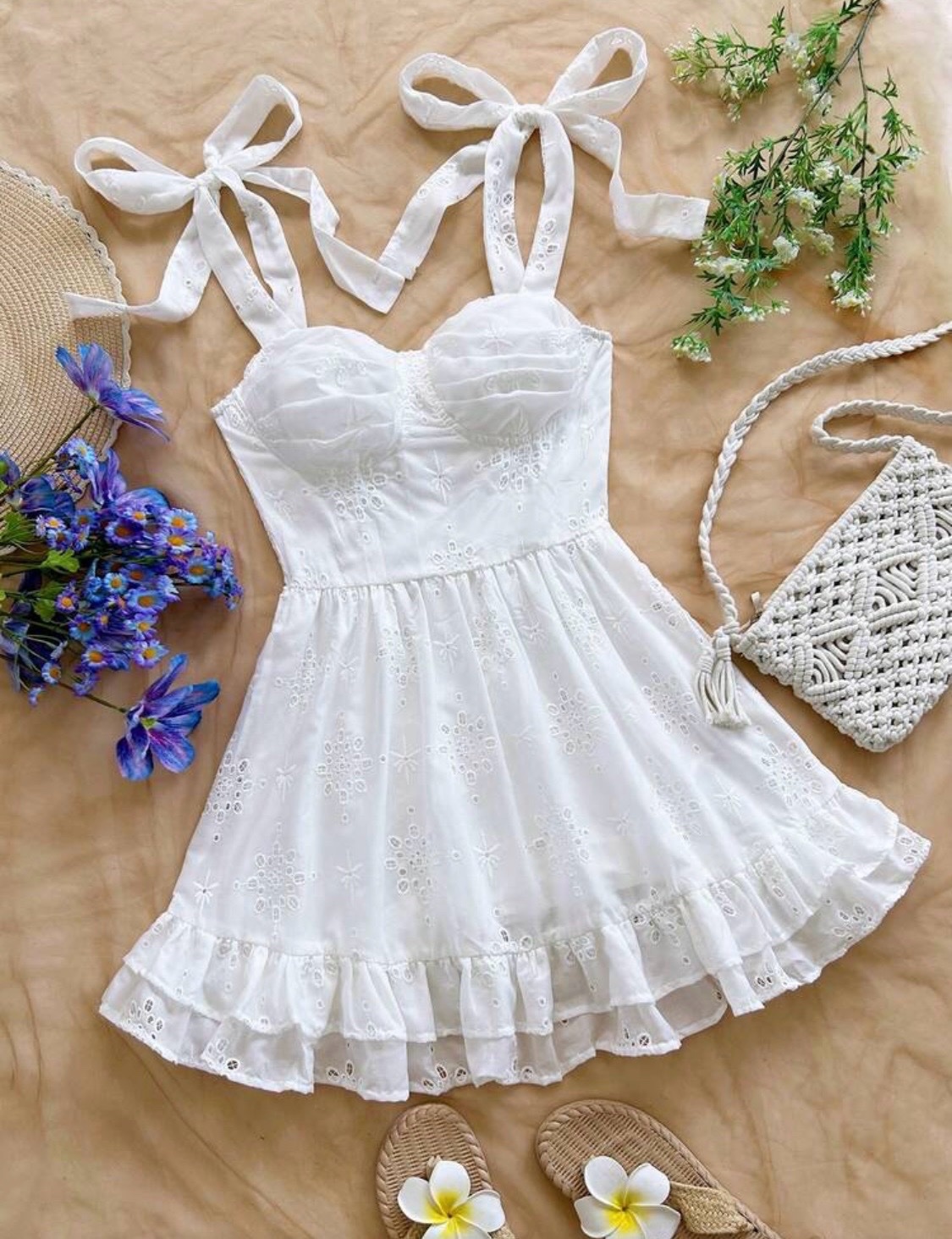 Robe blanche bordée anglaise volants