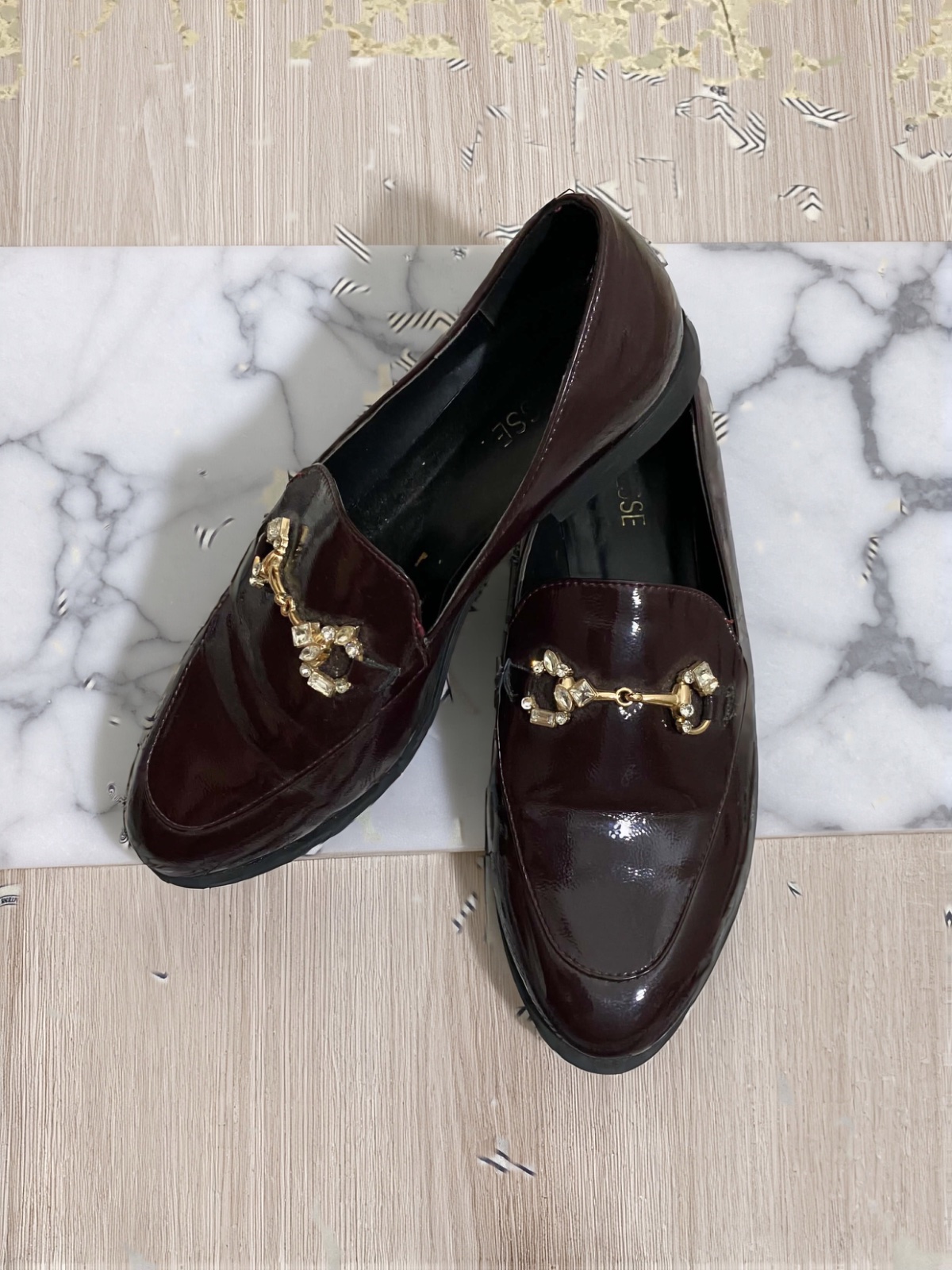 Mocassins marron brillants boucle dorée