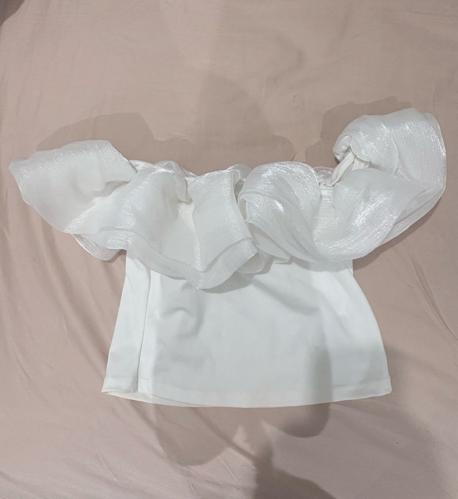 Pull blanc épaules dénudés