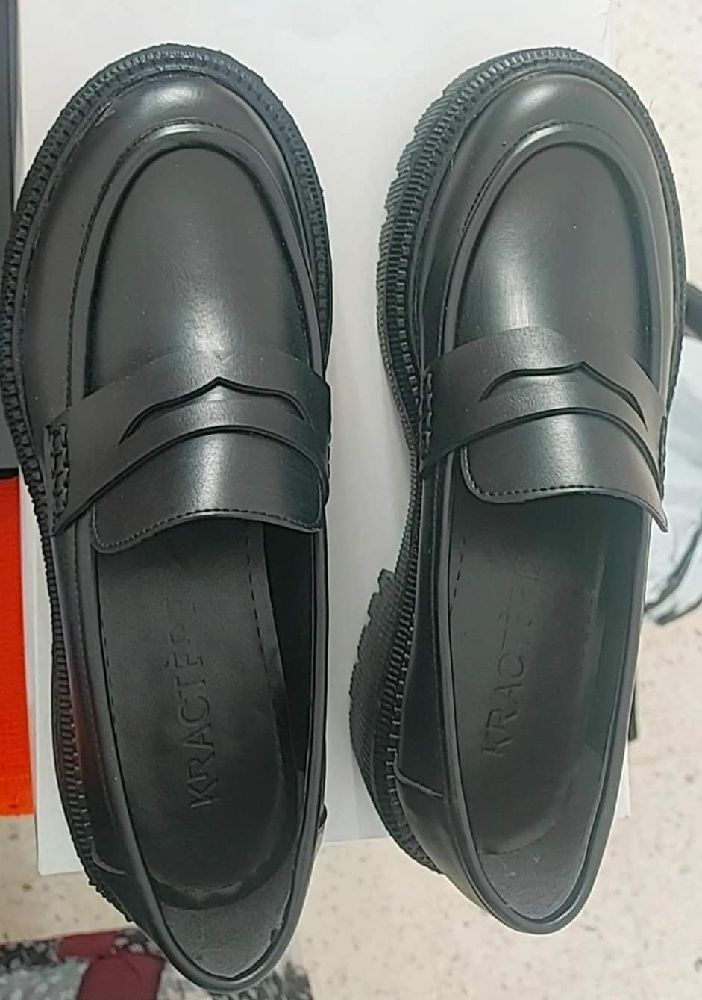 DERBIES EN CUIR NOIR TT NEUF JAMAIS PORTES