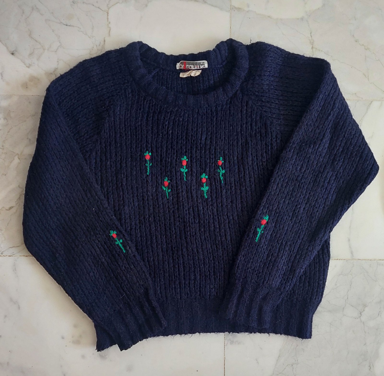 Pull coquette en bleu marine avec motif fleures rouge 🤍
