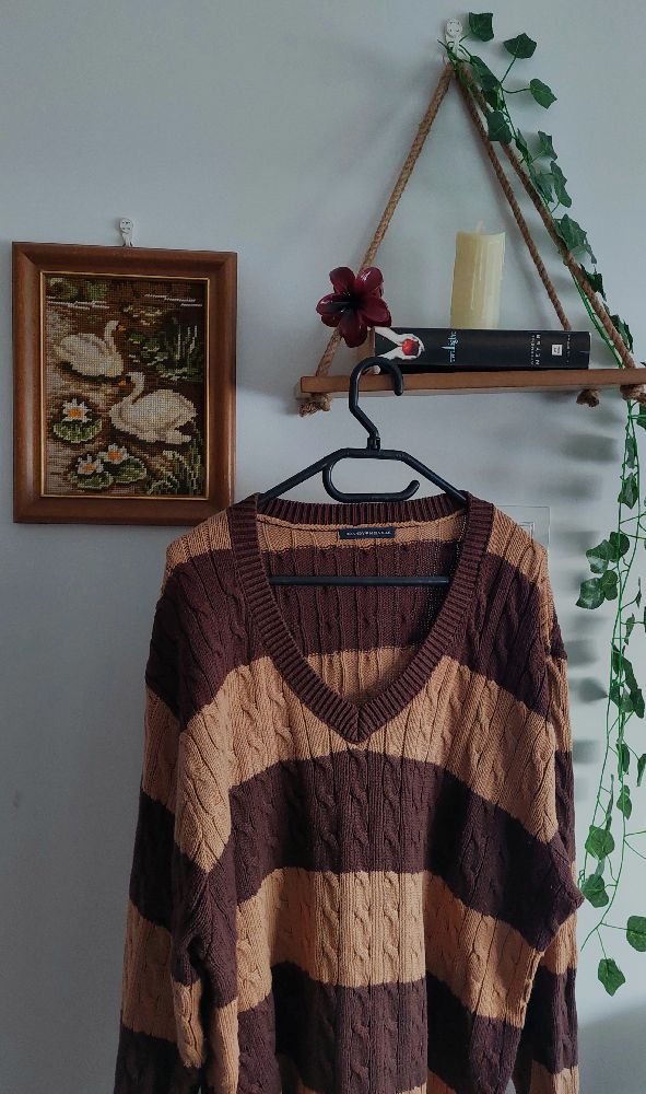 V-neck sweater / pull à col en V