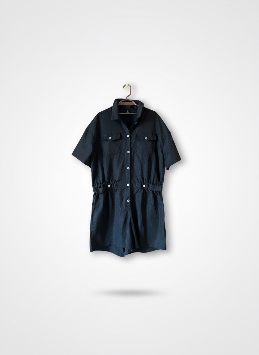 Robe chemise noire à manches courtes, coupe fluide et confortable. Taille ajustable grâce aux boutons sur les côtés pour mettre la silhouette en valeur. Facile à porter au quotidien, au travail ou pour une sortie.