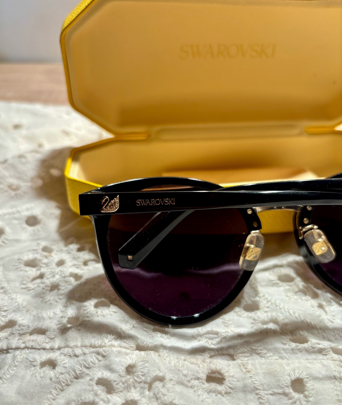 Lunettes de soleil pour femme de la prestigieuse marque Swarovski