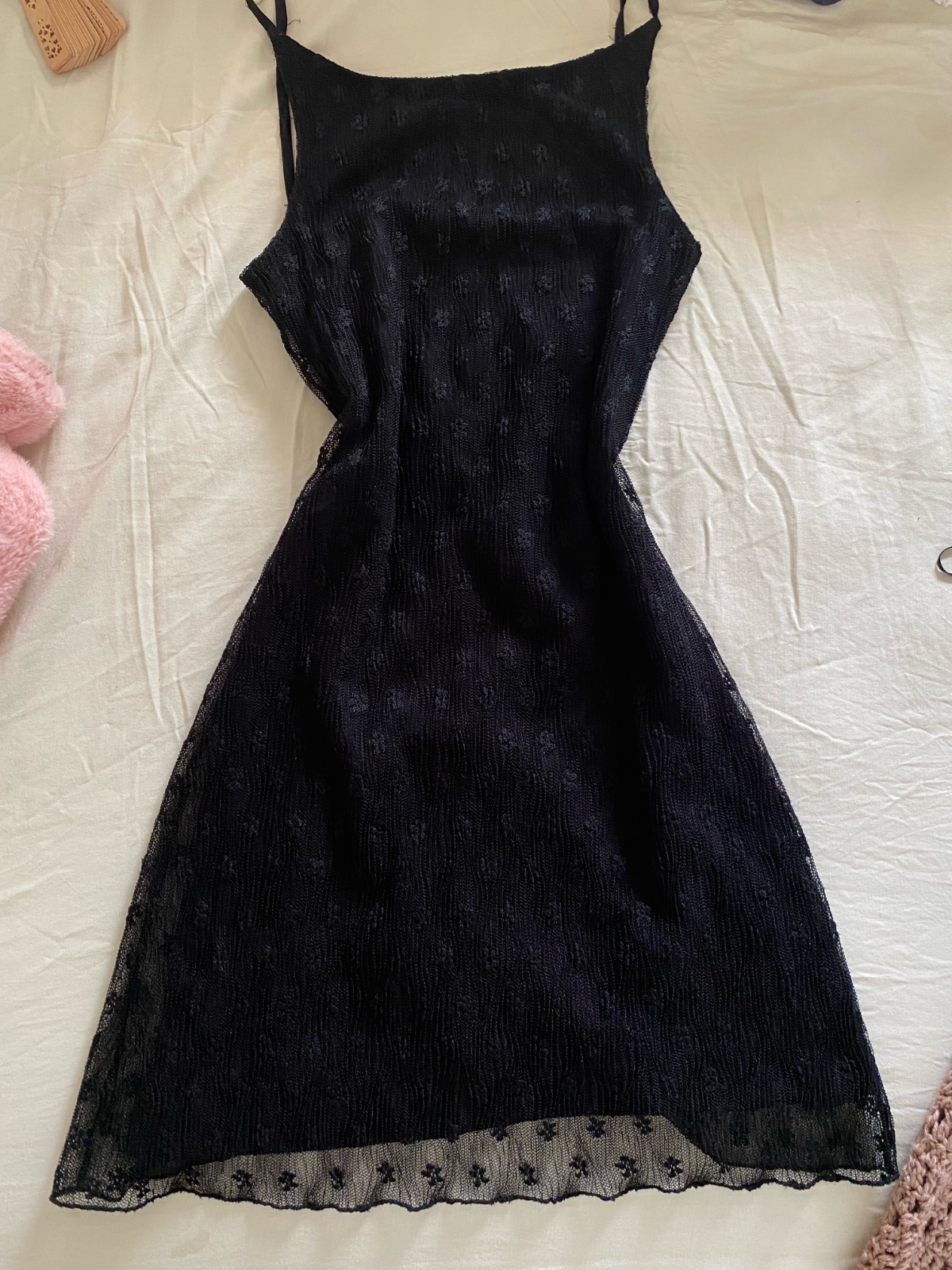 Robe noire en dentelle et tulle à bretelles ✨
