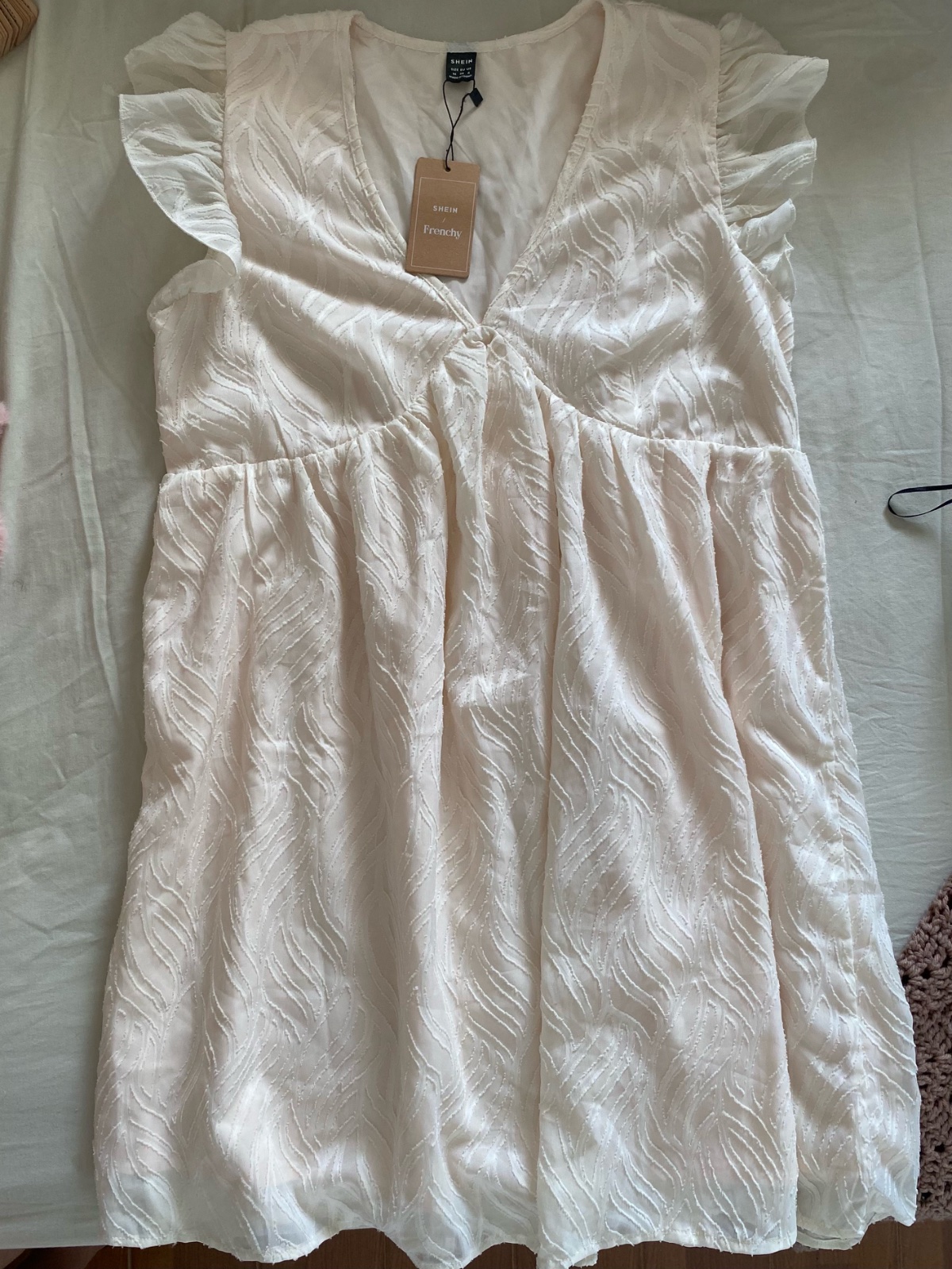Robe blanche SHEIN Frenchy à volants et col V 🤍