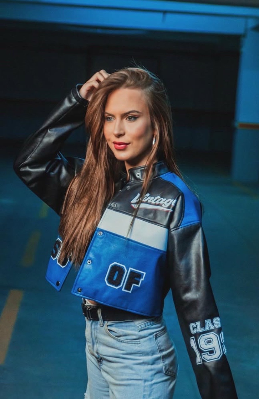 Veste biker style racing très tendance 🤍🖤 Couleurs noir et bleu avec détails stylés, coupe courte (crop) qui donne un look streetwear/Y2K