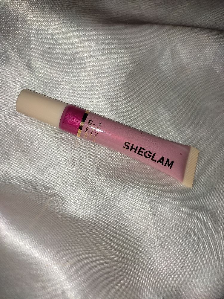 Glowy gloss sheglam couleur tres pigmenté mayetna7ach ki tekel wla tochreb