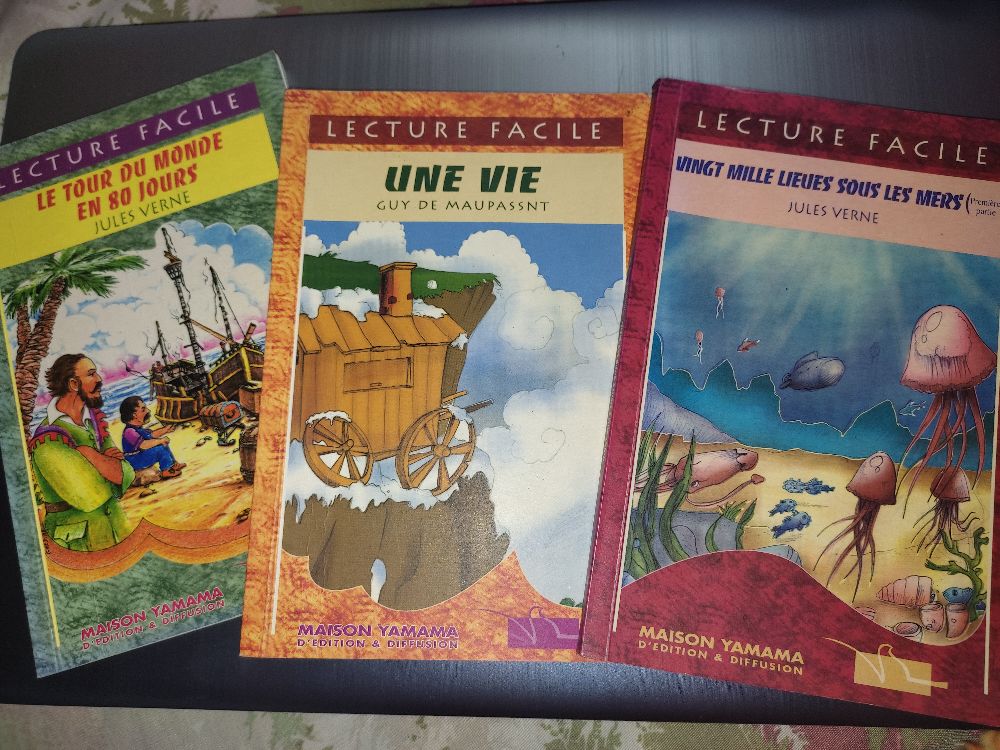 A vendre 3 bouquis jules verne et guy de Maupassant 