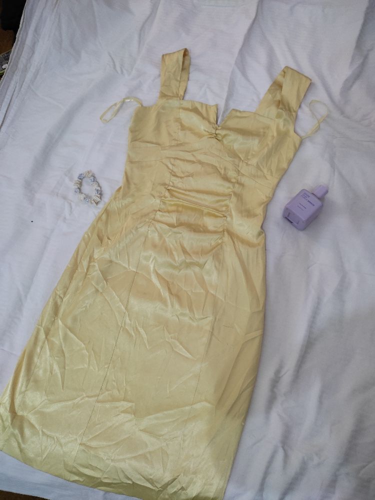 Robe soirée satiné en jaune pastel tres a la mode 