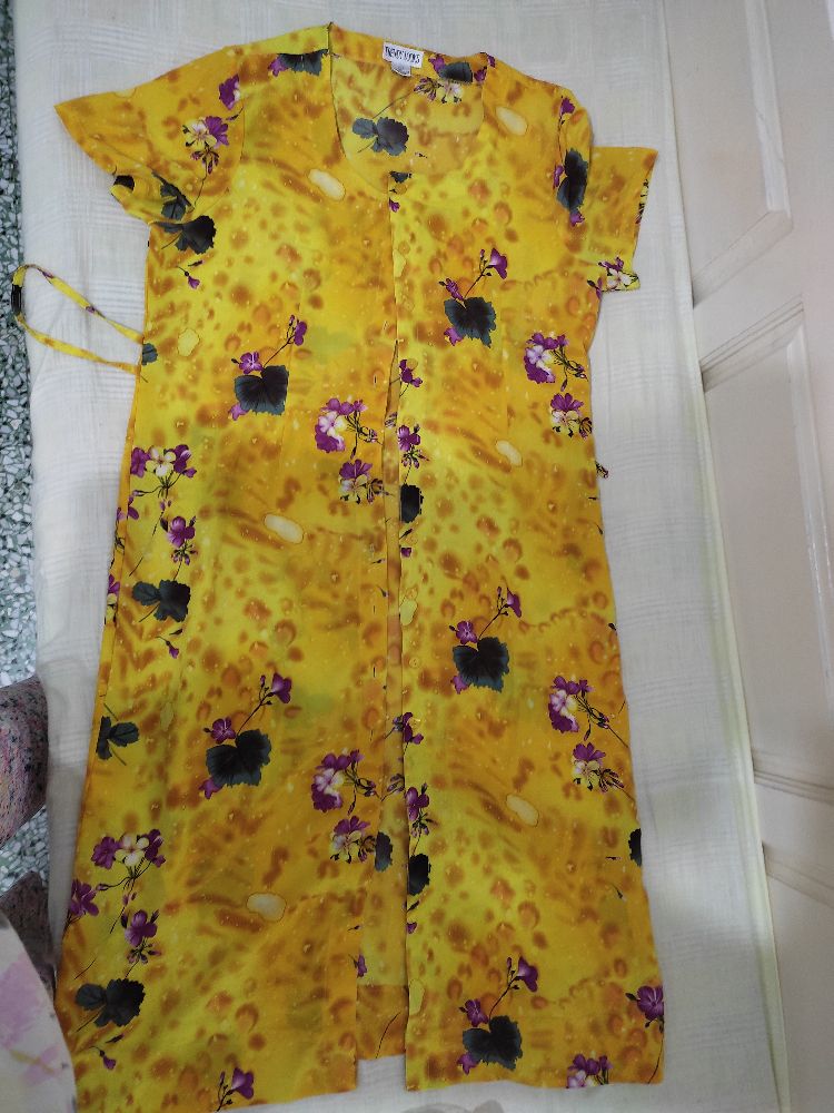Robe jaune zvec des fleurs mauve