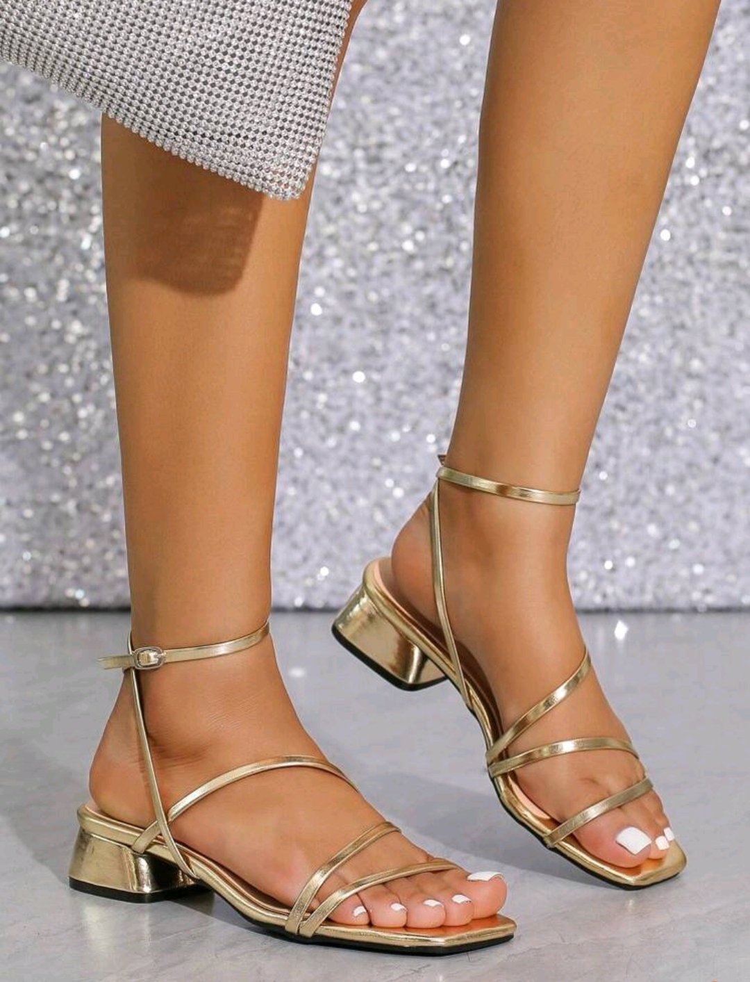 Sandales à talons hauts épais de couleur dorée, tenues de printemps et d'été