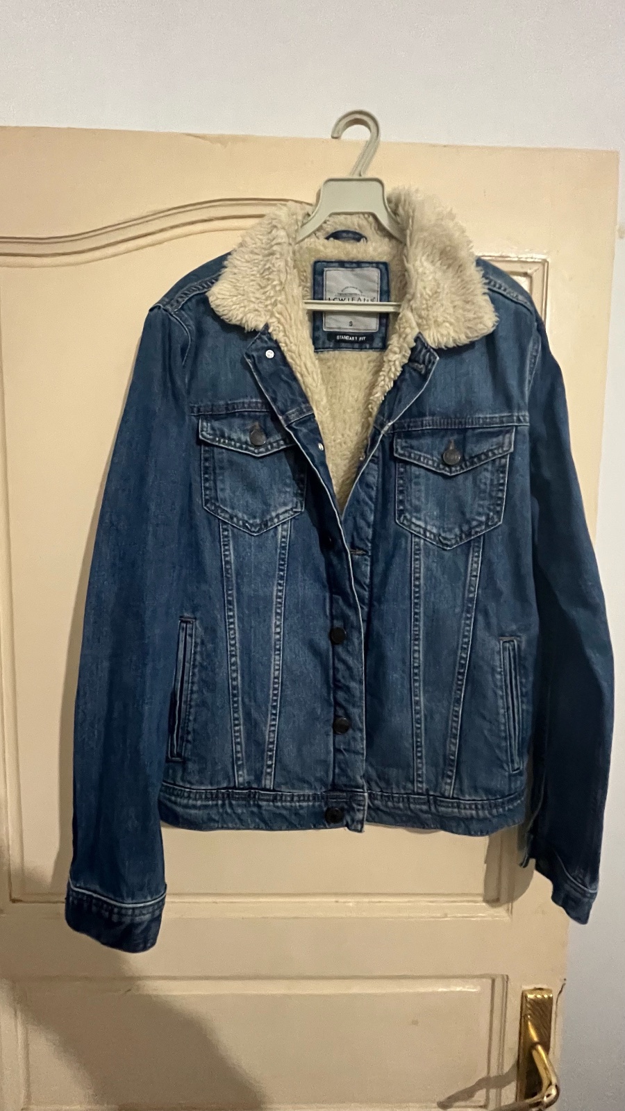Une veste en jean avec doublure