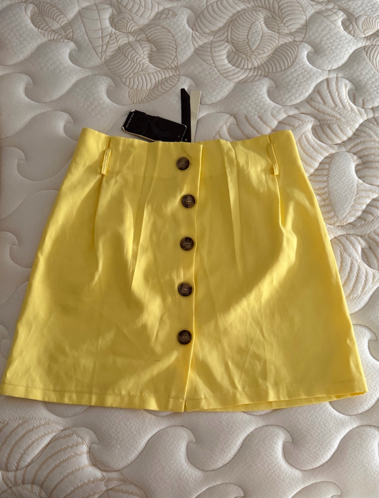 Jupe jaune jamais porté 