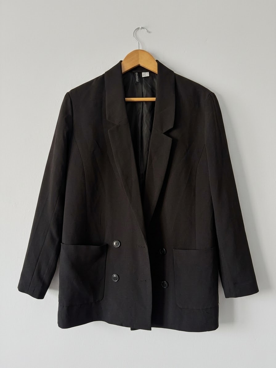 Un blazer noir de la marque H&M (ligne Divided)