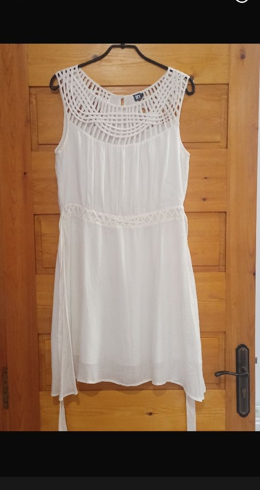 Robe blanche avec ceinture 