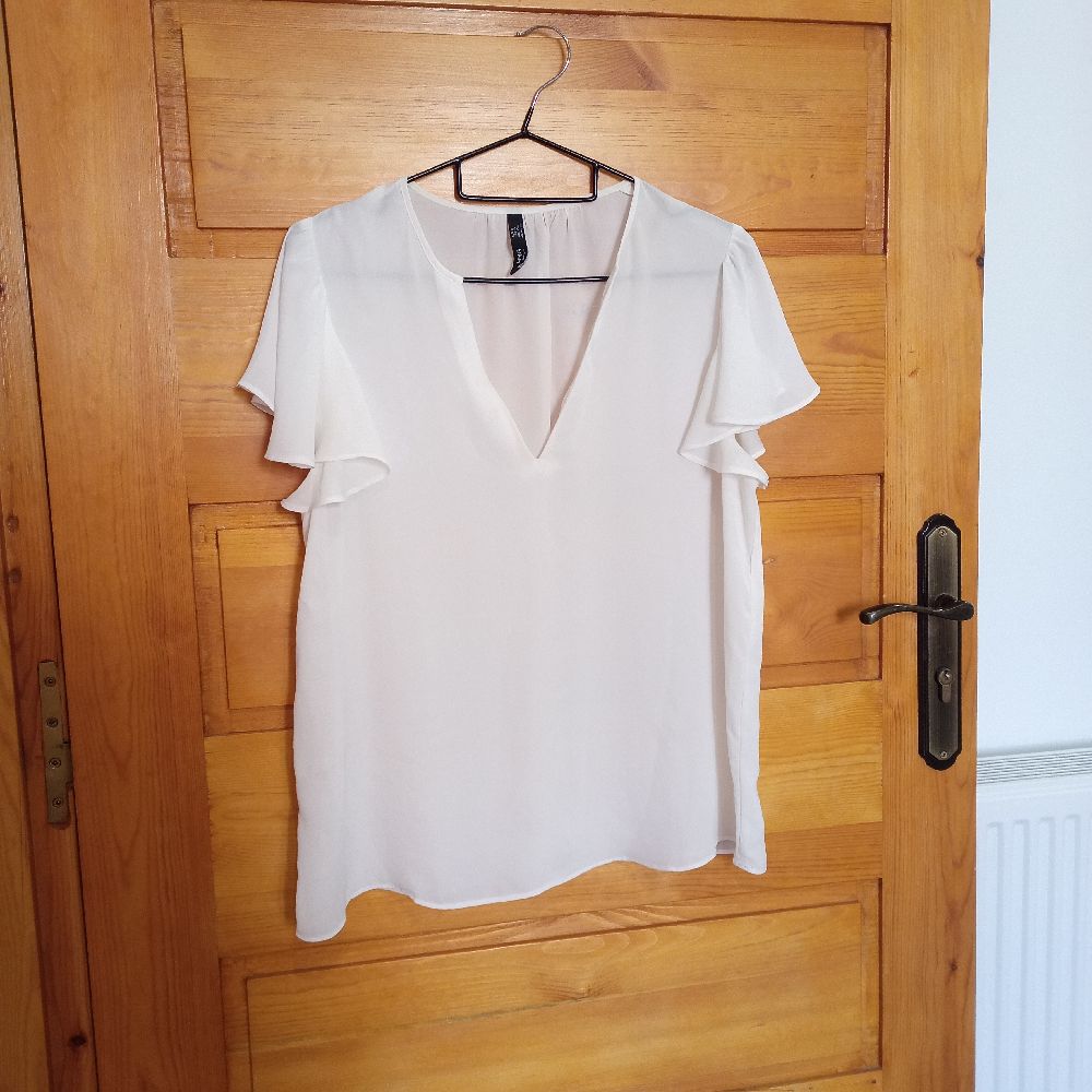 Jolie blouse blanche manchette volant 