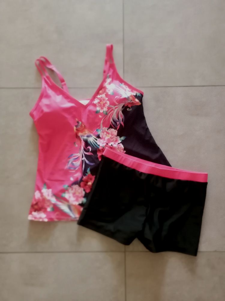 Maillot de bain 🌺🌺 pour une taille xl jamais porté 
