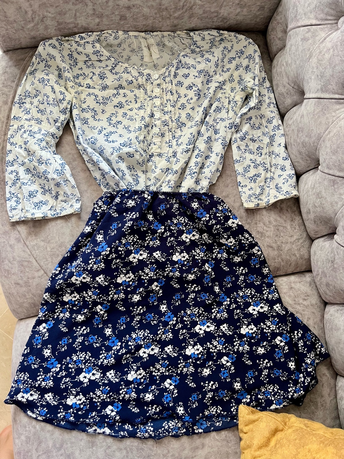 Chemise legere H&M Taille S ample présente un motif floral bleu délicat et jupe moulante bleue foncée floral 
