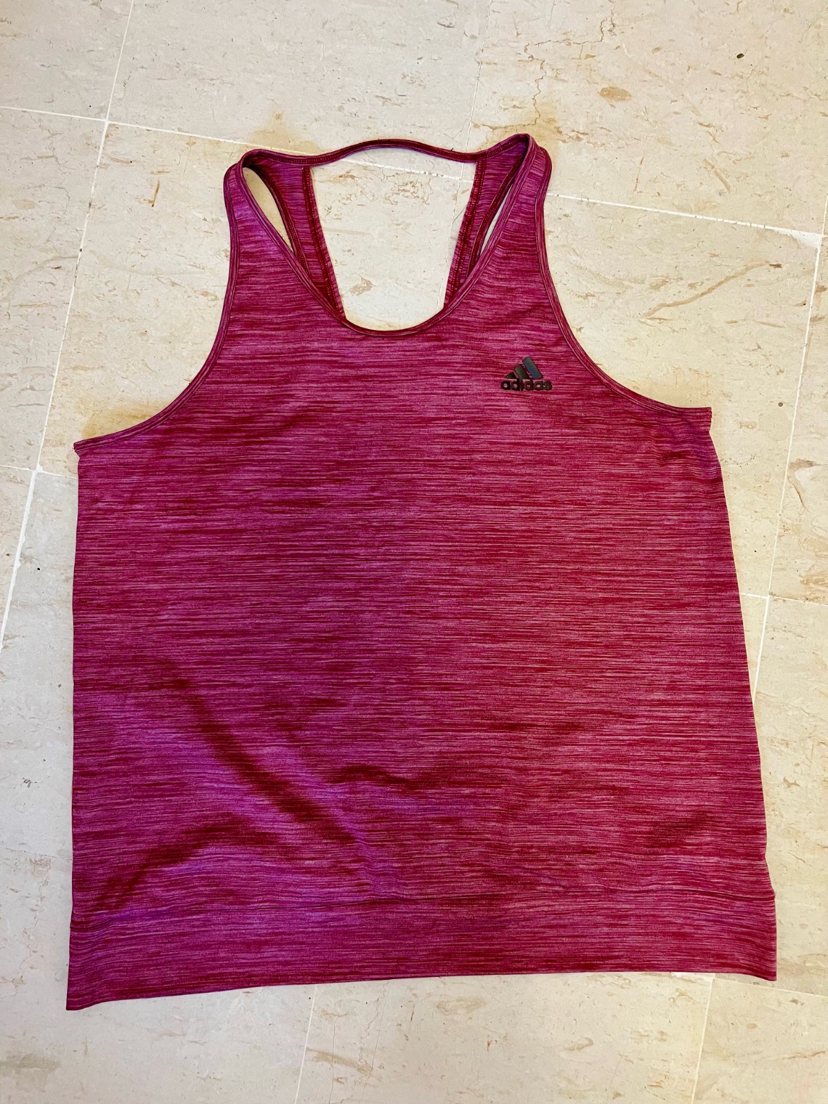 Débardeur Adidas rose chiné, taille 44/46 présente un logo noir sur la poitrine et une conception dos nageur