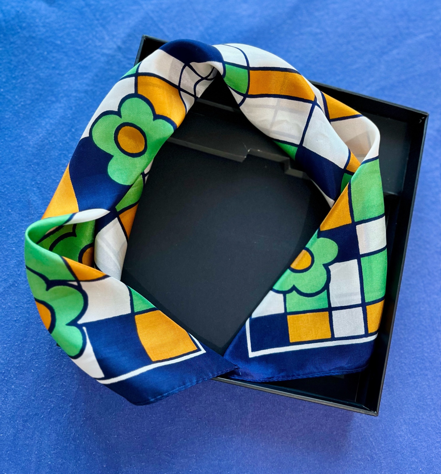Foulard en tissu léger et soyeux avec un motif à carreaux multicolores et des fleurs vertes 52/50 cm