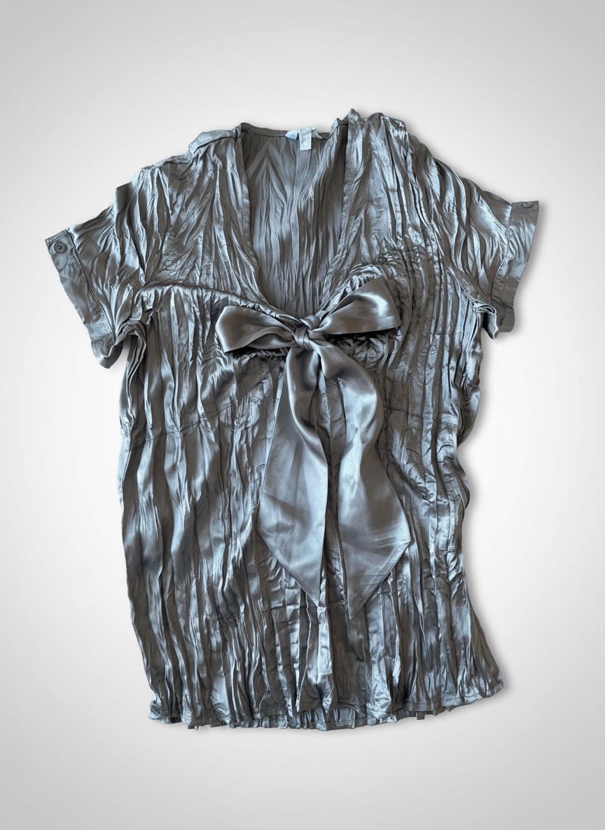  blouse argentée Casa Blanca taille 38 présente un design plissé froissé et un nœud décoratif.