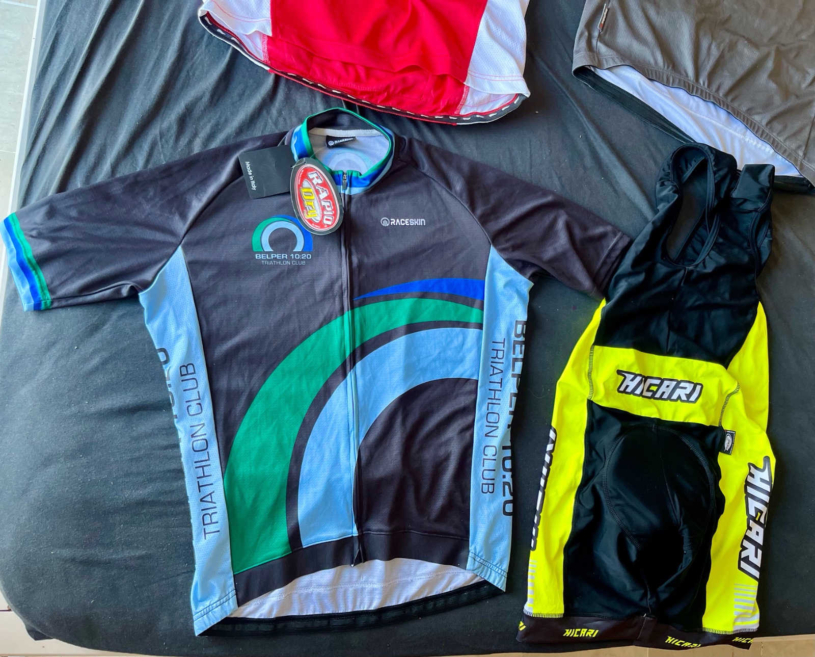 Tenu de cyclisme cuissard avec 3 maillots de 3 couleurs differentes