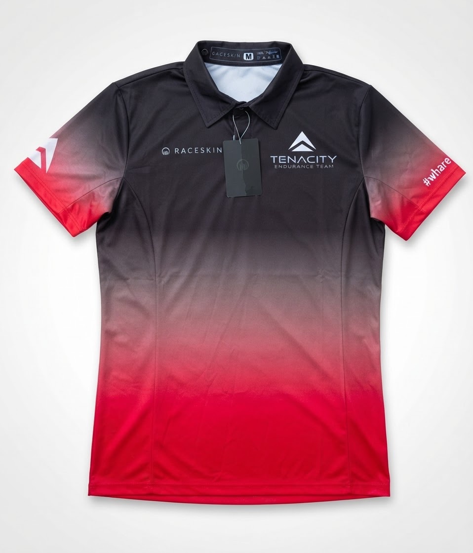 Polo de sport à manches courtes Tenacity Endurance Team présentant un dégradé saisissant du noir au rouge. Taille M 