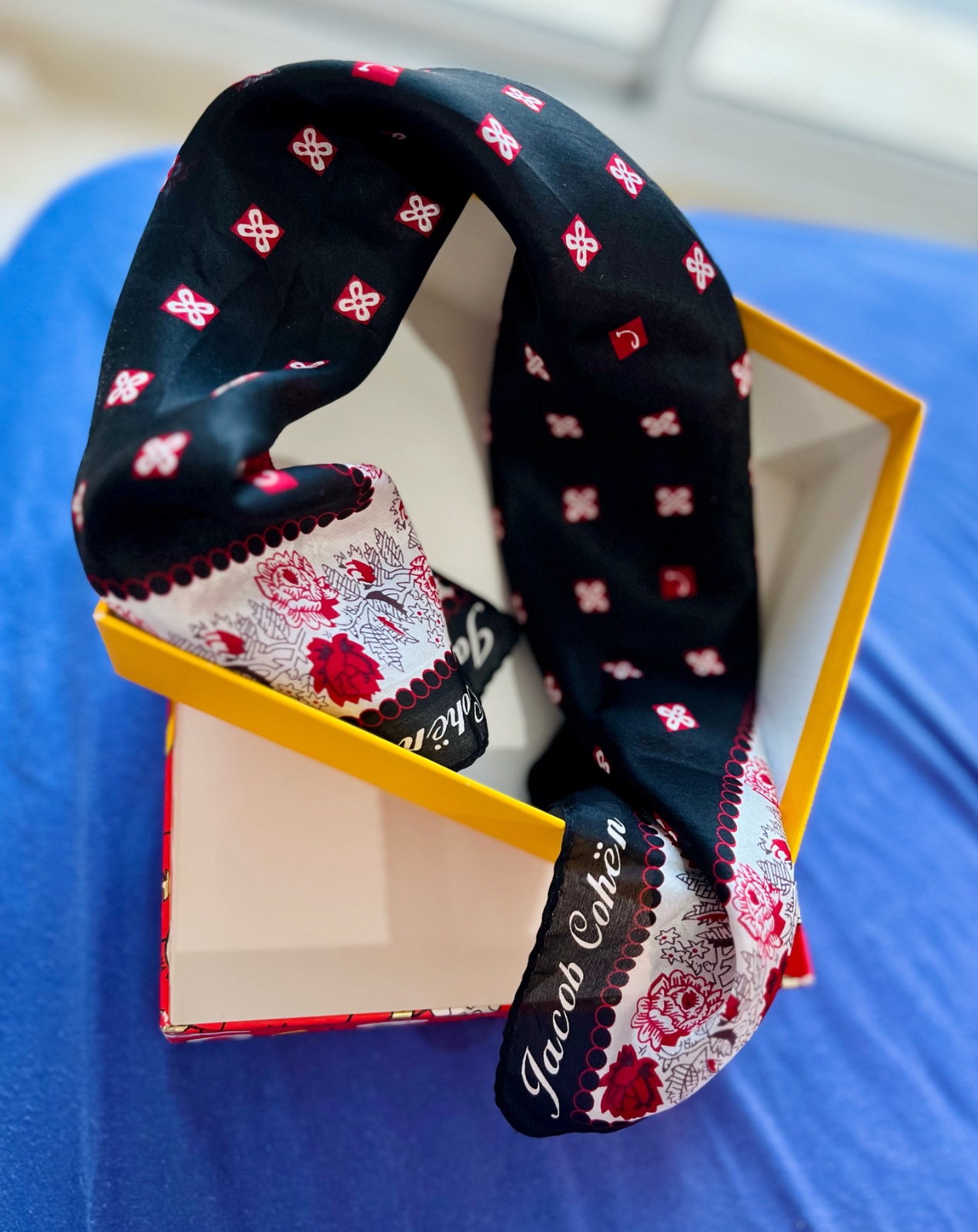 Foulard JACOB COHEN En soie Jamais porté Noir, Soie 52/50 cm 