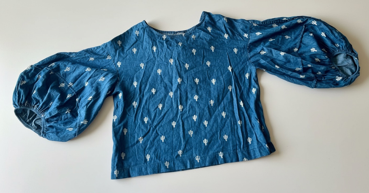 Blouse en jean marque Please', taille M présente un motif de cactus blanc et des manches bouffantes distinctives