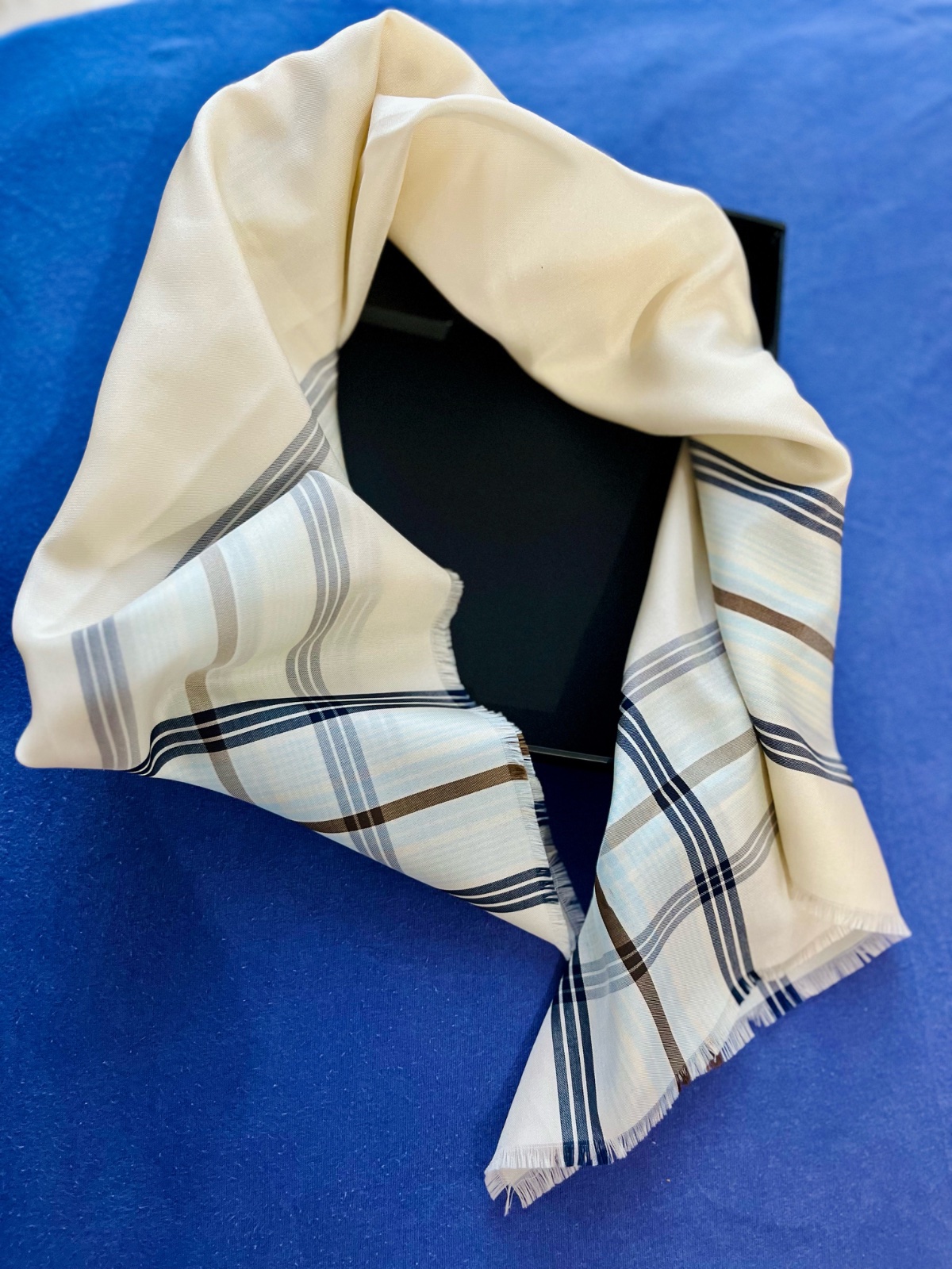 Foulard vintage avec un motif à carreaux bleus, gris et bruns 75/75 cm 