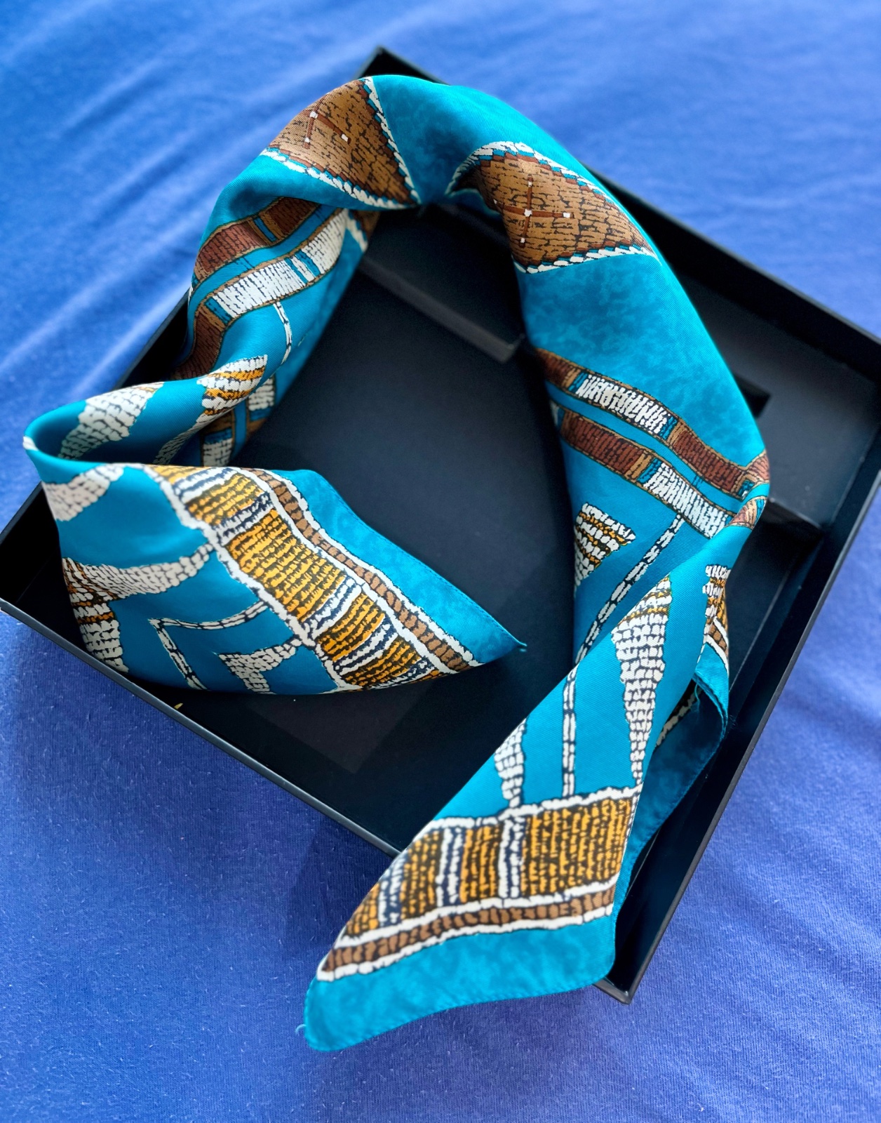 Foulard carré en soie turquoise et marron avec un motif géométrique en soie pure 52/50 cm 