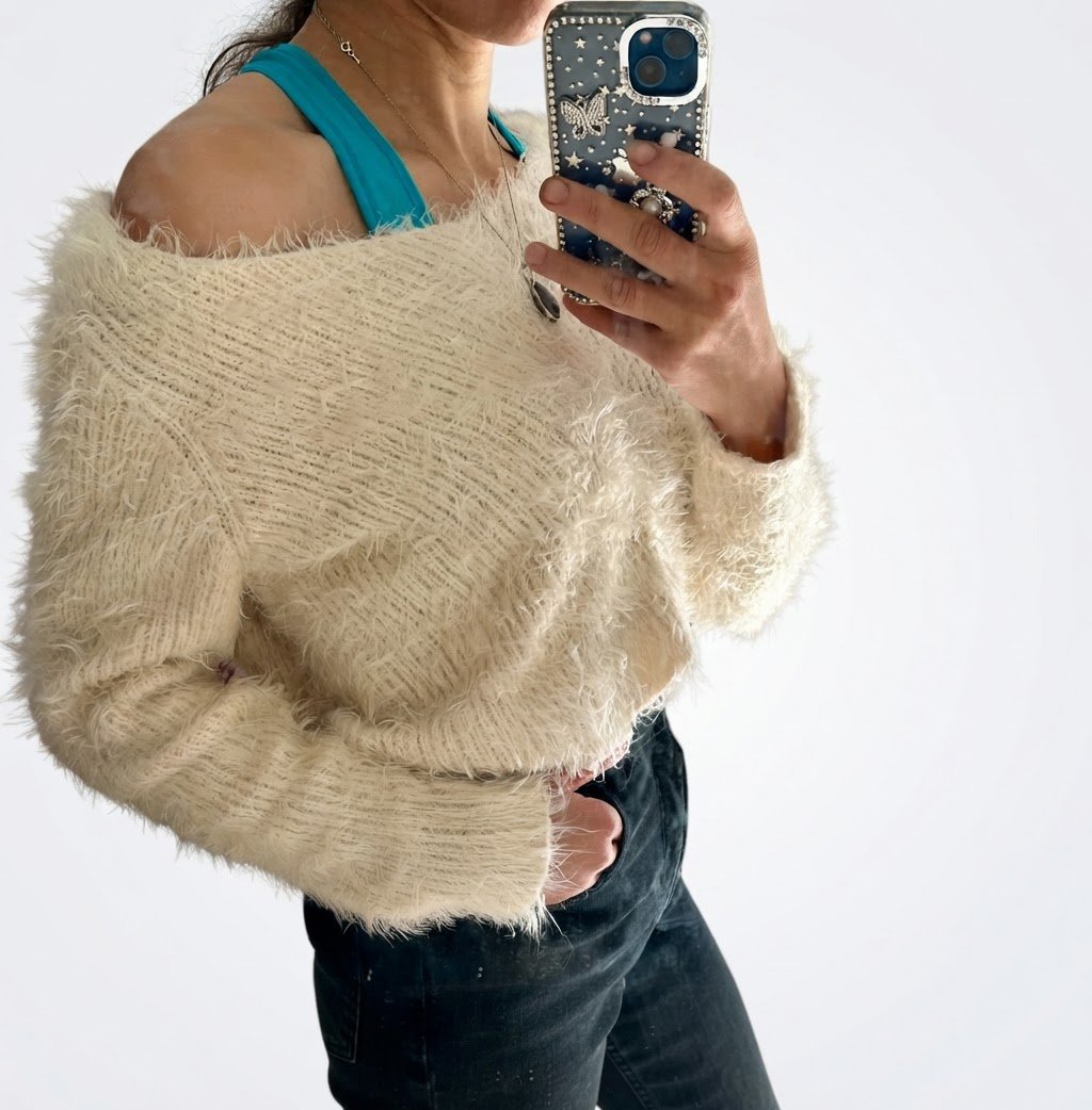 Pull court en maille duveteuse texturée (effet shaggy / fils de cils) de couleur crème, marque H&M. Taille S/M