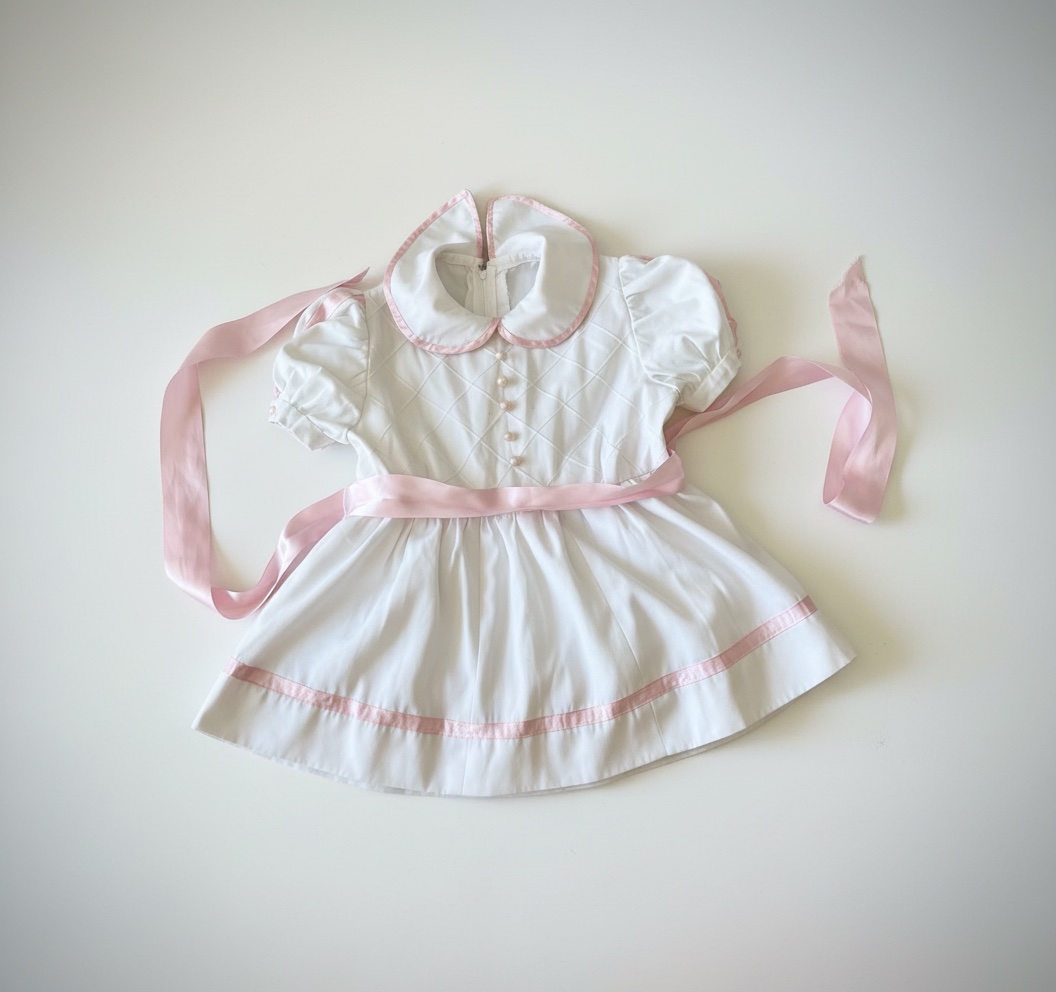 Robe blanche pour bébé fille 18-24 mois est ornée d'un col Peter Pan avec une bordure rose et perles