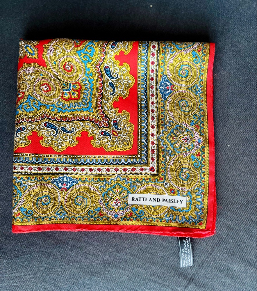 Foulard en soie à motif cachemire (paisley) de Ratti and Paisley, caractérisé par des motifs cachemire élaborés dans des tons rouges, bleus et dorés