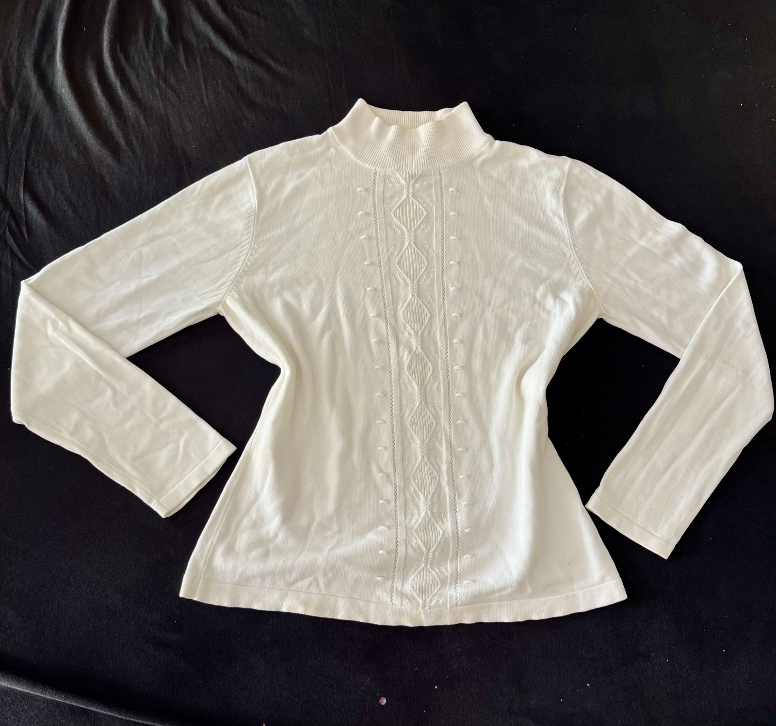 Pull blanc avec un col montant et un motif central en maille taille M 