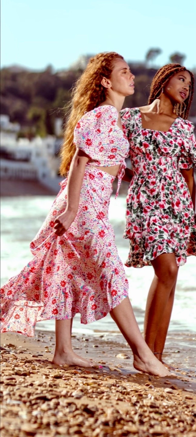 Ensembles haut et jupe longue de Maha Moden présente un motif floral rouge et rose, design à volants