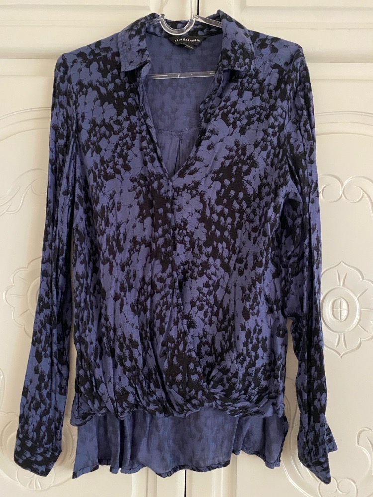 Chemise bleue avec noeud