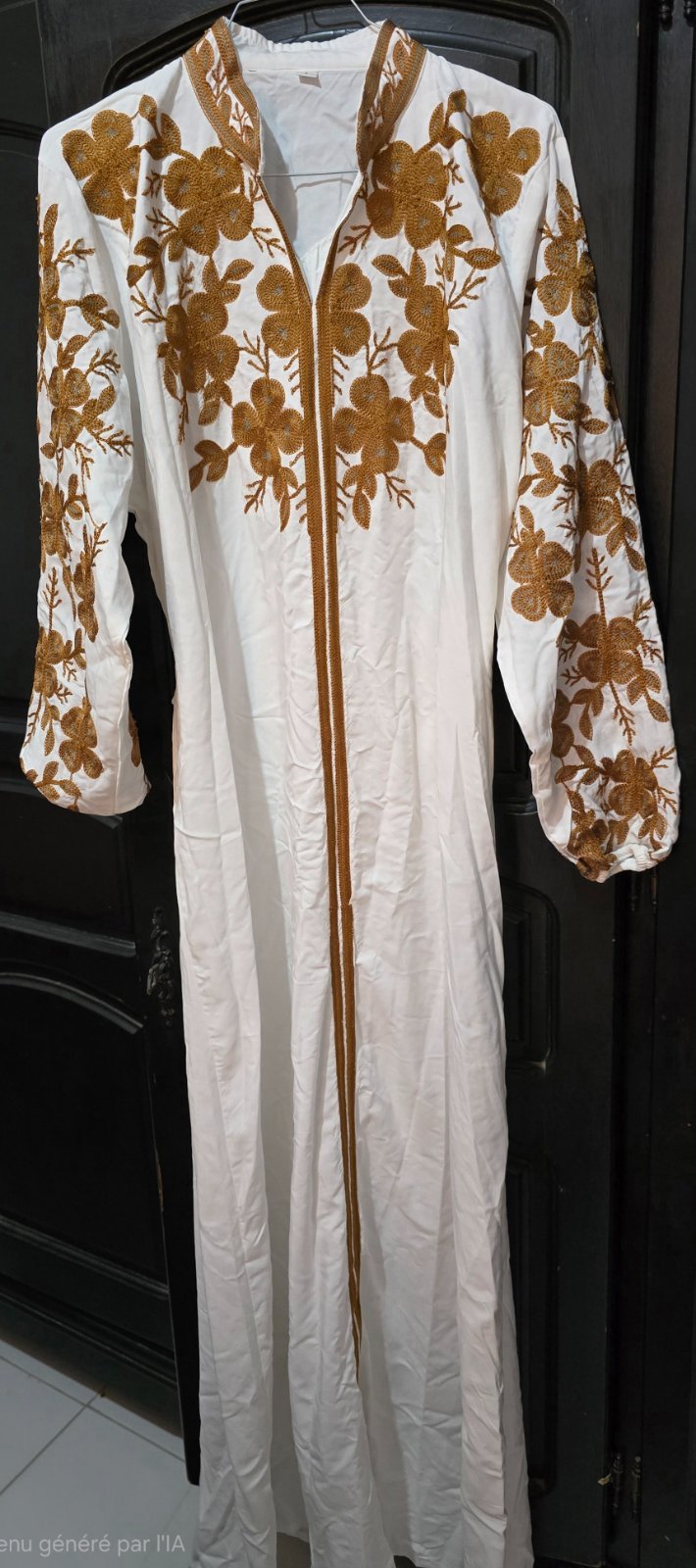 Robe blanche avec des broderies florales