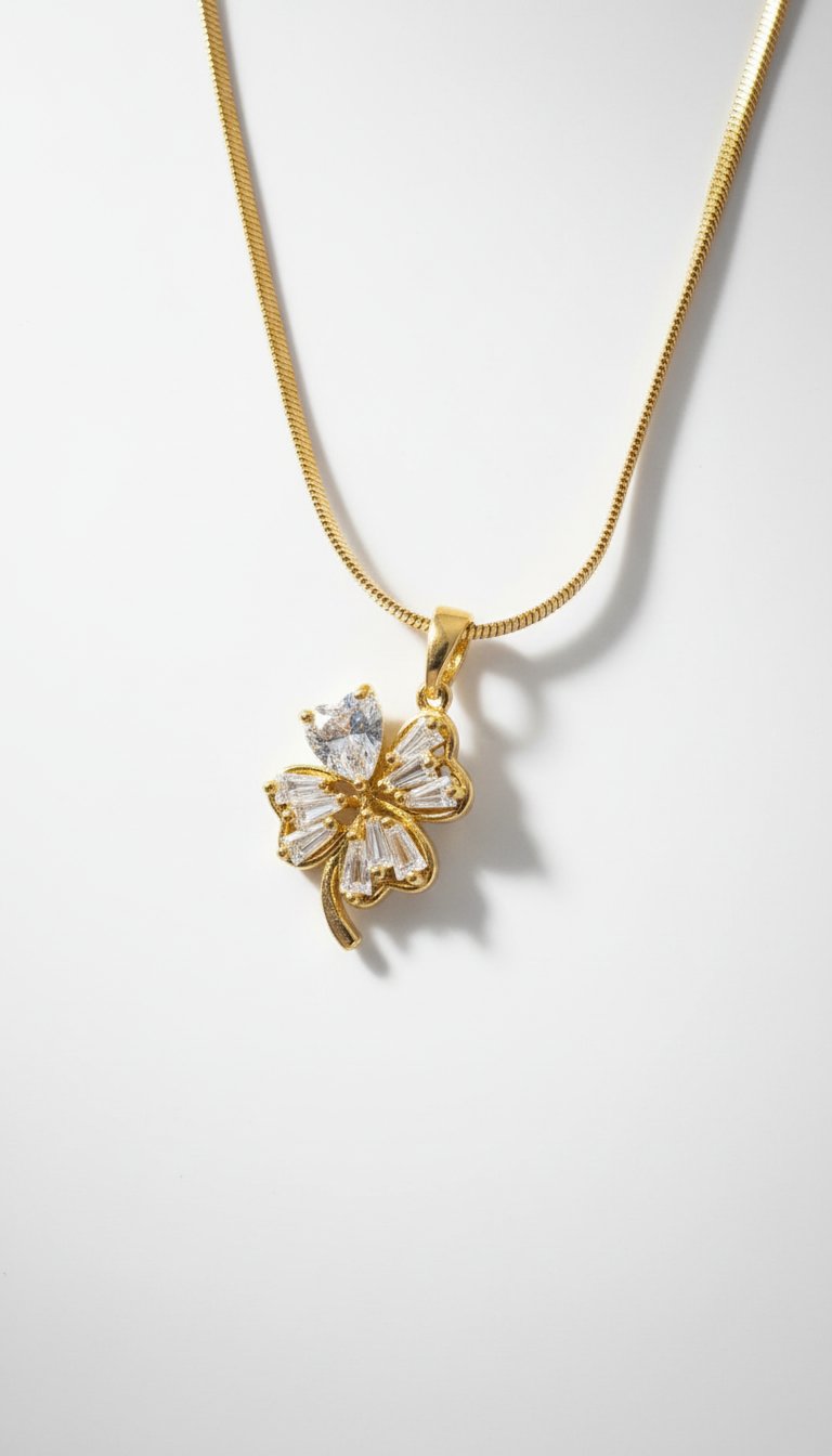 Collier doré avec pendentif fleur inoxydable