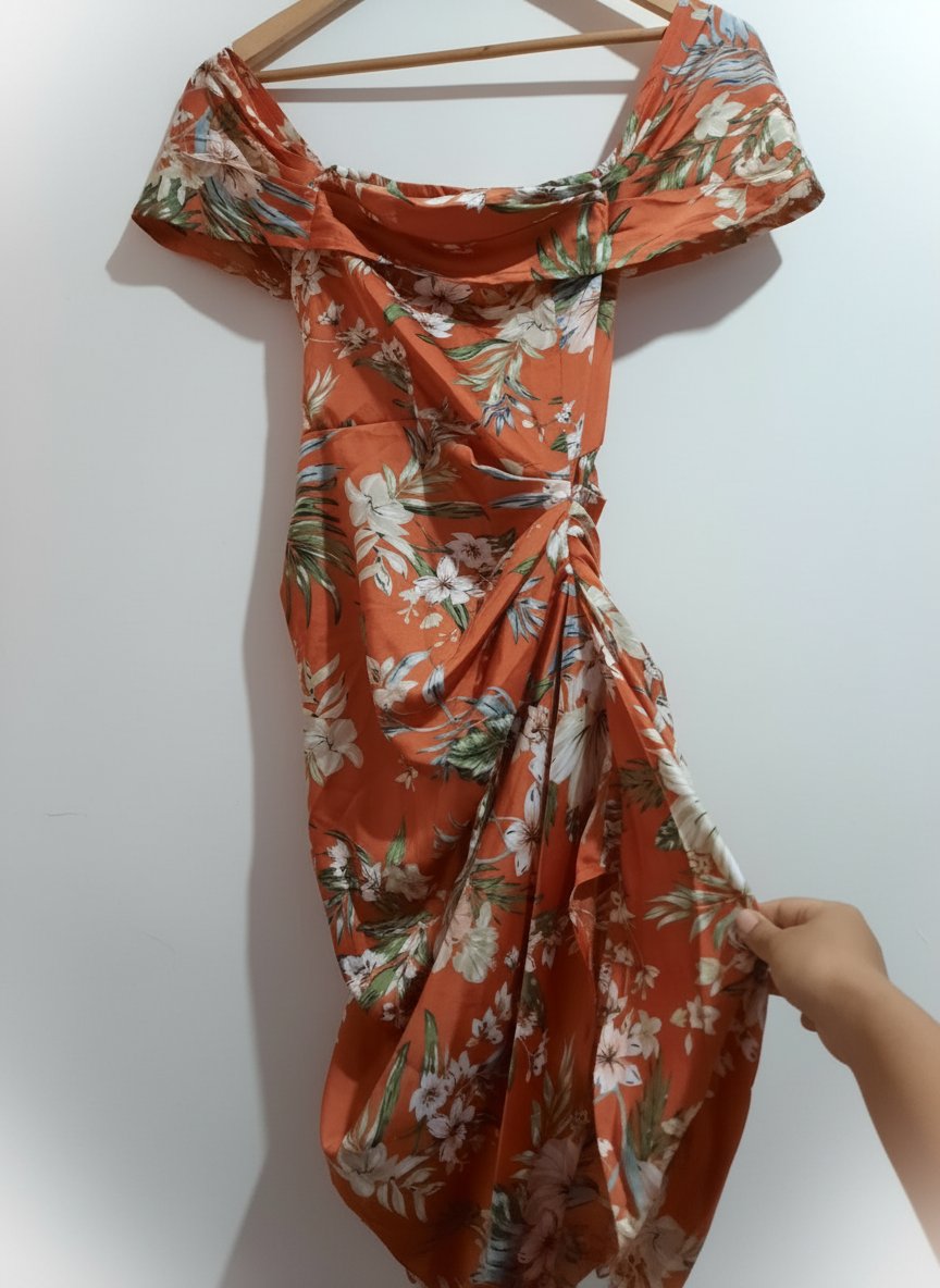 Robe satinée fleurie 