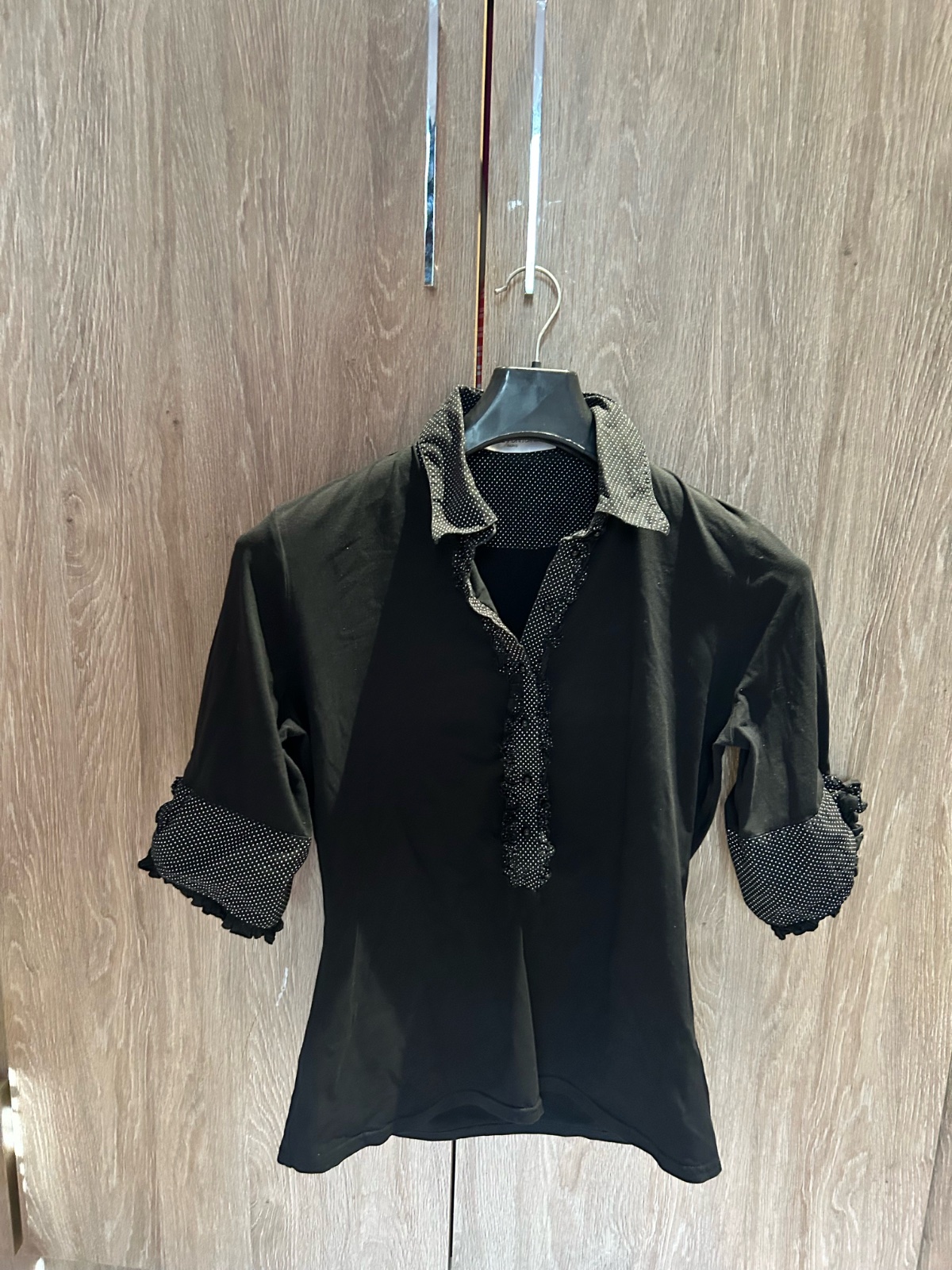 ✨ Pull / Haut noir élégant avec détails à pois de anne fantaine paris