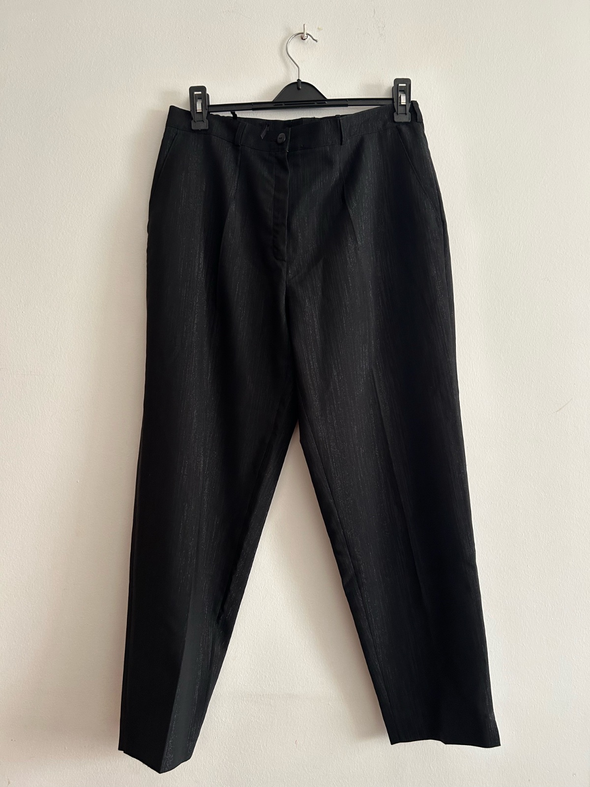 Pantalon noir chic à fines rayures brillantes